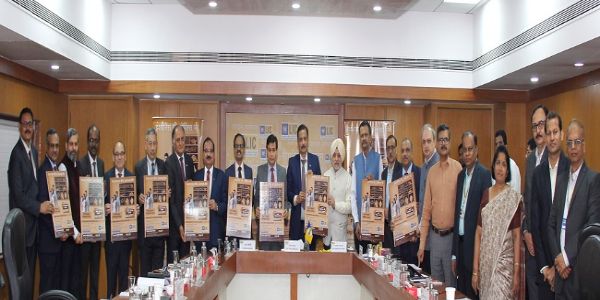 एलआईसी की नई स्‍कीमें लॉन्‍च करते सीईओ सतपाल भानु और अन्‍य