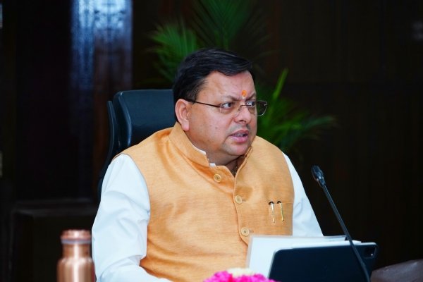 सचिवालय में मुख्यमंत्री पुष्कर सिंह धामी की अध्यक्षता में उत्तराखंड कैंपा की बैठक करते।