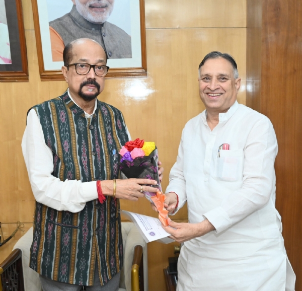 राज्यपाल रमेन डेका से महावीर अंतरमहाद्वीपीय सेवा संगठन के महासचिव लोकेश कावड़िया भेंट करते हुए