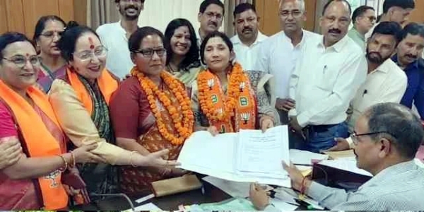 नामांकन कराती निवर्तमान जिला पंचायत अध्यक्ष बेला तोलिया।