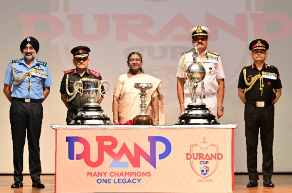 (बाएं से दाएं) एयर मार्शल अमर प्रीत सिंह, (वायु सेना प्रमुख), जनरल अनिल चौहान (रक्षा प्रमुख), श्रीमती द्रौपदी मुर्मू,  (राष्ट्रपति); एडमिरल दिनेश के. त्रिपाठी, (नौसेना प्रमुख) और जनरल उपेंद्र द्विवेदी,(थल सेना प्रमुख) तीन डूरंड ट्रॉफियों के साथ