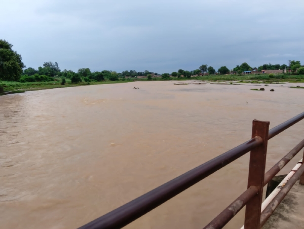 अदवा बांध में जलस्तर बढने से नदी में छोडा गया पानी