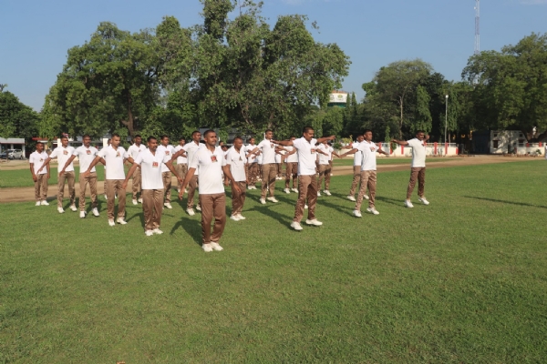 वरिष्ठ पुलिस अधीक्षक सतपाल अंतिल के द्वारा शुक्रवार को रिजर्व पुलिस लाइन मुरादाबाद में आयोजित प्रातःकालीन पीटी परेड का निरीक्षण किया गया।