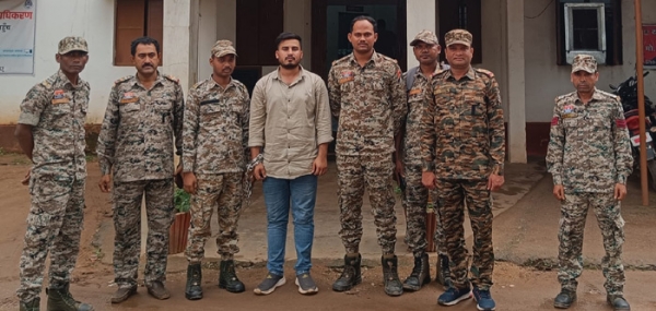 ब्लैकमेलिंग व दुष्कर्म का एक आराेपित गिरफ्तार