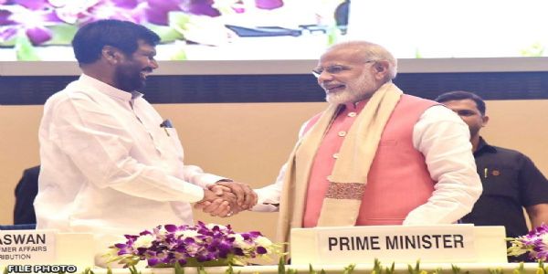 प्रधानमंत्री नरेन्द्र मोदी द्वारा सोशल मीडिया एक्स  पर रामविलास पासवान के साथ एक पुरानी तस्वीर