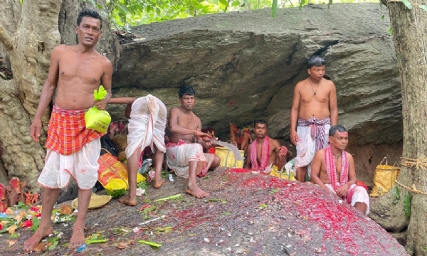कान्हाईश्वर पहाड़ पर उमड़ा आस्था का सैलाब