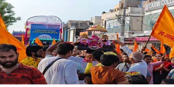 भगवान जगन्नाथ पच्चीस फीट ऊंचे और तीस फीट लंबे रथ पर सवार होकर निकले