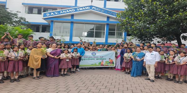 डीएवी आनंद स्वामी पब्लिक स्कूल में पौधों का वितरण