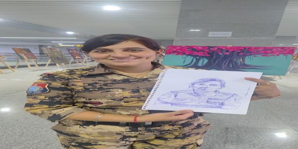 आनंद विहार नमो भारत स्टेशन पर लाइव पोर्ट्रेट का आनंद उठा रहे नमो भारत के यात्री
