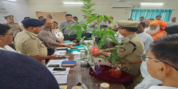 कन्नौज डीएम की अनूठी पहल: शिकायत लेकर आये फरियादियों को दिए फलदार पौधे