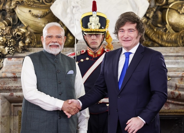 प्रधानमंत्री नरेन्द्र मोदी और अर्जेंटीना के राष्ट्रपति जेवियर माईली के बीच प्रतिनिधिमंडल स्तर की वार्ता