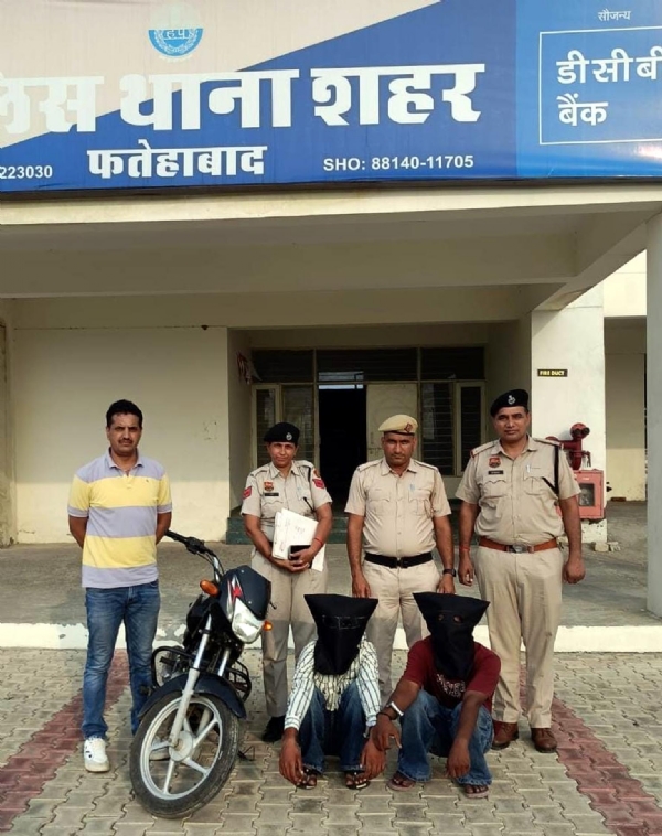 फतेहाबाद। पुलिस गिरफ्त में बाइक चोरी के आरोप में पकड़े गए युवक।