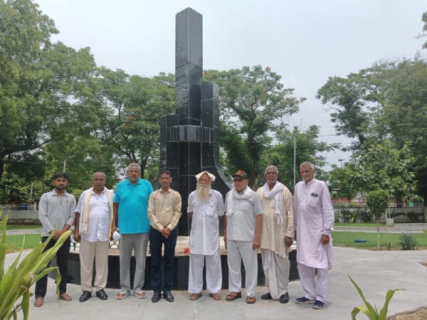शहीद स्मारक पर बैठक कर रोष जताते हुए।