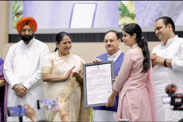 दिल्ली के विज्ञान भवन में आयोजित कार्यक्रम में नर्सों को नियुक्ति पत्र देते केंद्रीय स्वास्थ्य मंत्री जेपी नड्डा और मुख्यमंत्री रेखा गुप्ता