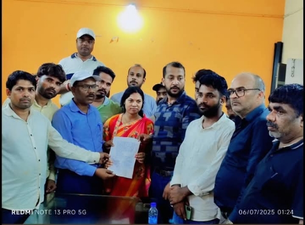 समझौता पत्र के साथ ग्रामीण और अधिकारी
