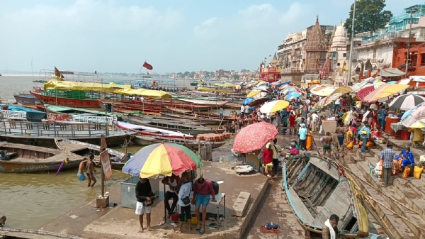 गंगा स्नान करते श्रद्धालु