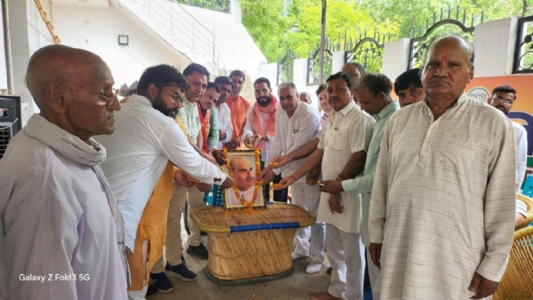 स्थानीय विधायक हरेंद्र सिंह वरिष्ठ भाजपा नेता जगमोहन गोयल सहित अन्य कार्यकर्ता डॉ श्यामा प्रसाद मुखर्जी को श्रद्धांजलि अर्पित करतेहुए