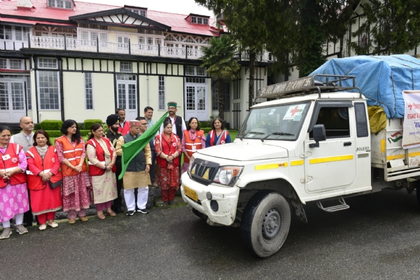 राज्यपाल राहत सामग्री रवाना करते हुए