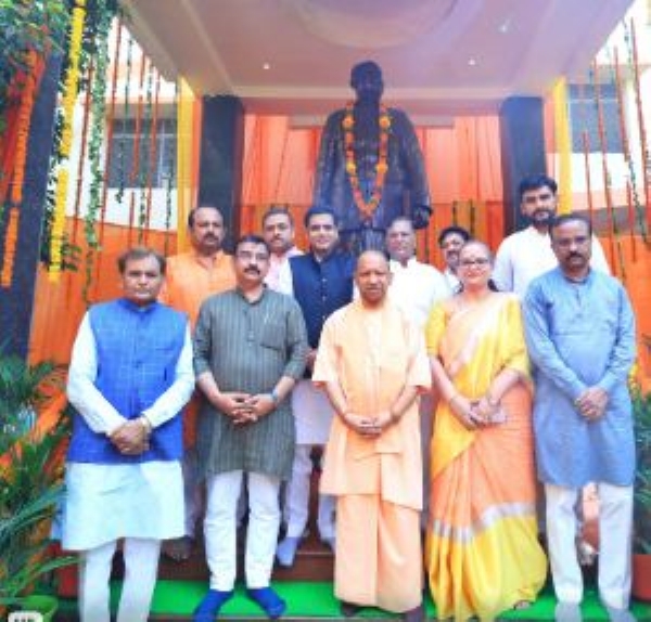 सिविल अस्पताल में डा. मुखर्जी की प्रतिमा के समक्ष मुख्यमंत्री योगी व अन्य