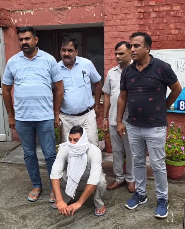 पुलिस की गिरफ्त में आरोपी