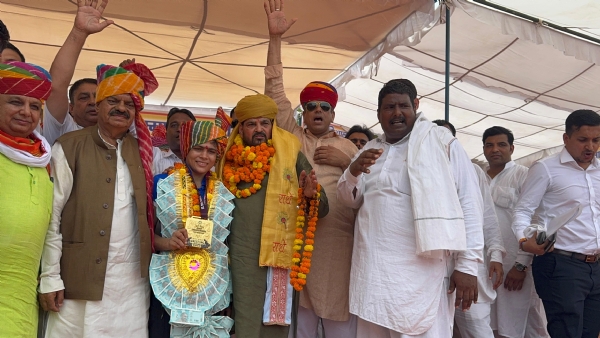 कार्यक्रम में महिला खिलाड़ी को सम्मानित करते भाजपा के वरिष्ठ नेता बृजभूषण