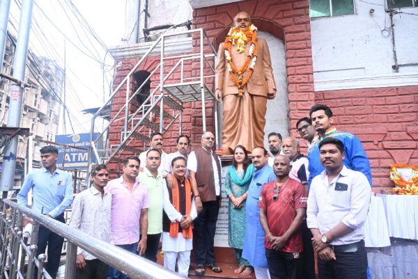 डॉ. श्यामा प्रसाद मुखर्जी की जयंती पर भाजपा कार्यकर्ता पुष्पांजलि अर्पित करते