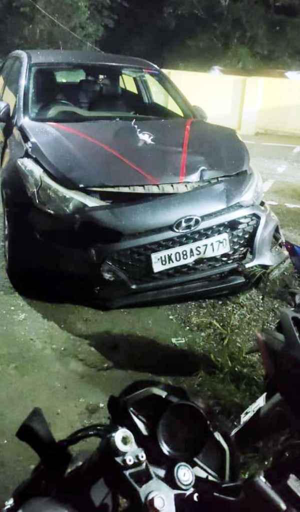 पकड़ी गयी कार व दुर्घटनाग्रस्त बाइक।