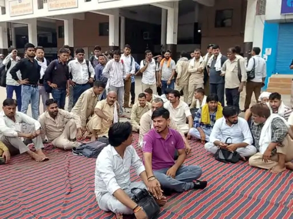 रोडवेज कर्मचारी बल्लभगढ़ बस डिपो के अंदर धरने पर बैठे हुए।