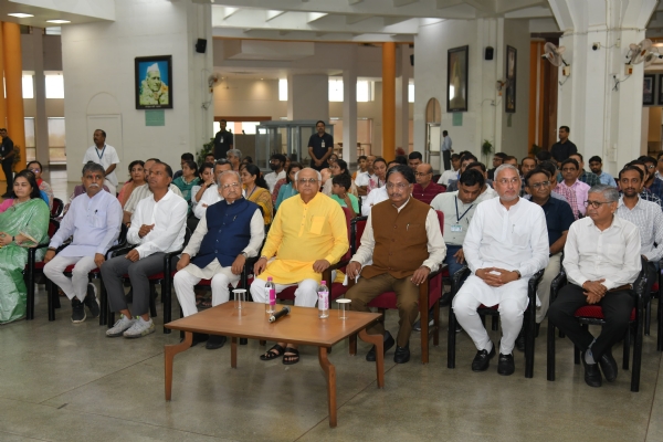 स्व. श्यामा प्रसाद मुखर्जी की जयंती पर उनके तैल चित्र पर पुष्पांजलि