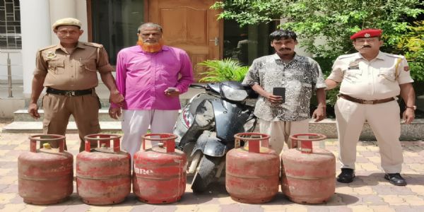 चोरी के मामले में दो गिरफ्तार, पुलिस ने सिलेंडर और स्कूटी सहित कई सामान बरामद किए