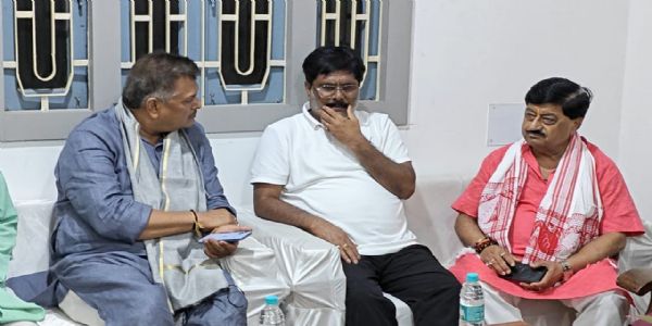 मंत्री योगेंद्र प्रसाद के घर पहुंचे सांसद मनीष जायसवाल, भाई के निधन पर व्यक्त की संवेदना