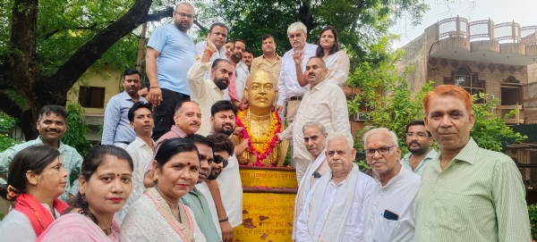 माल्यार्पण करते भाजपाई