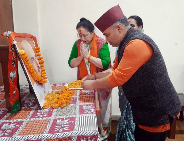 डॉ. श्यामा प्रसाद मुखर्जी के चित्र के समक्ष शीष नवाते विधायक एवं भाजपा के नगर मंडल अध्यक्ष।