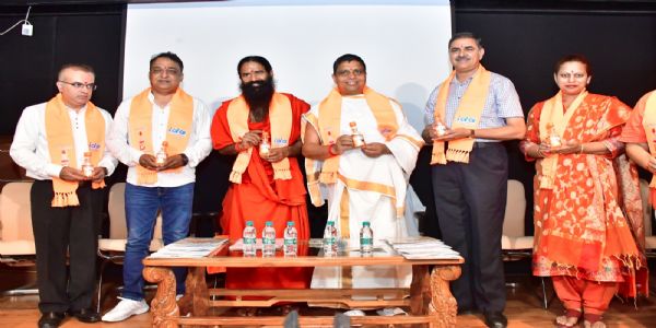 पतंजलि में उत्पाद लॉन्चिंग