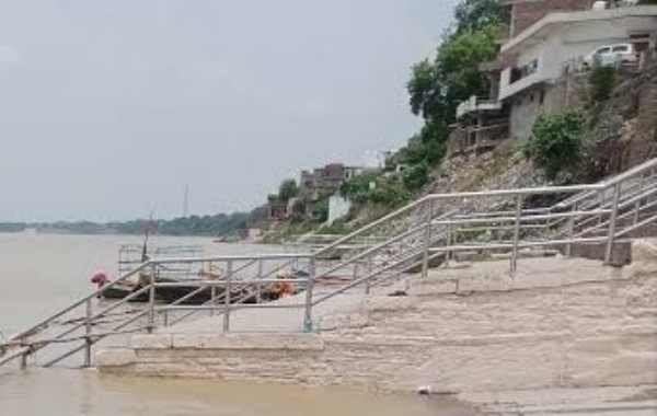 गंगा नदी का बढ़ता जलस्तर।