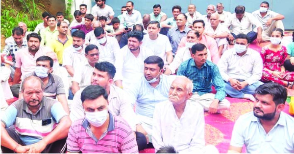प्रदर्शन करते लोग