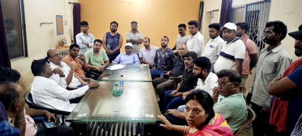 वार्ता के दौरान मौजूद अधिकारी और ग्रामीण