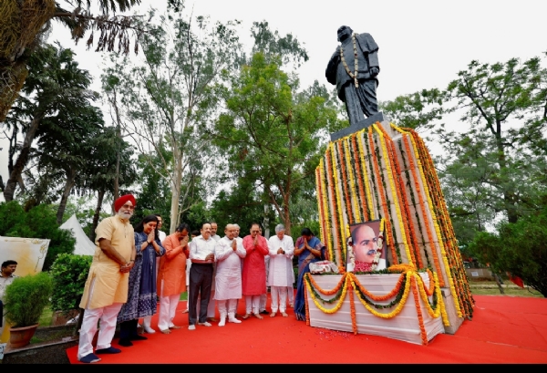 शहीदी पार्क में केंद्रीय मंत्री अश्विनी वैष्णव और भाजपा नेताओं के साथ श्याम प्रसाद मुखर्जी नमन करती मुख्यमंत्री रेखा गुप्ता