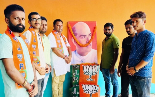 अररिया फोटो:डॉ श्यामा प्रसाद मुखर्जी के जयंती पर कार्यकर्ता