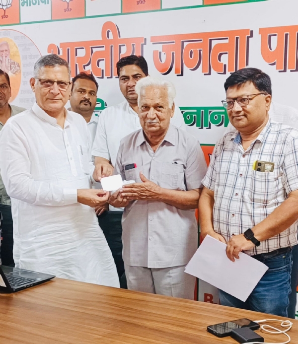लाभार्थी को कार्ड देते हुए पूर्व कैबिनेट मंत्री