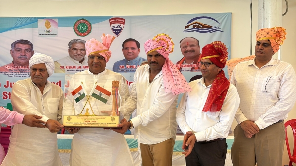 मंत्री विपुल गोयल को स्मृति चिह्न भेंट करते अनिल खत्री व महेंद्र पहलवान।