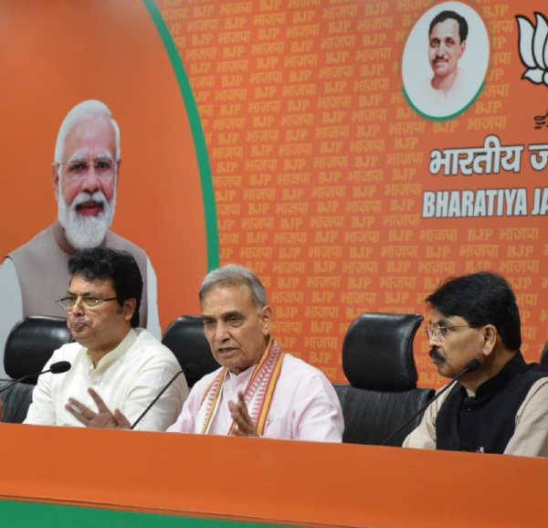 प्रेसवार्ता को संबोधित करते हुए तथ्यान्वेषी समित के सदस्यों में सतपाल सिंह, बिप्लब देव और मनन मिश्रा