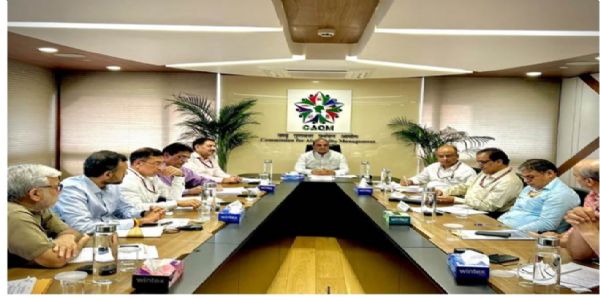 सीएक्यएम के अधिकारी बैठक करते हुए