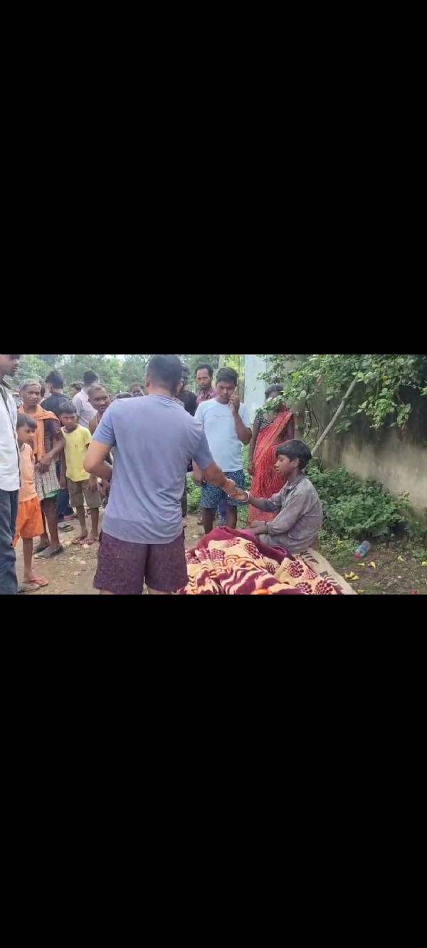 आर्थिक सहयोग देते थाना प्रभारी