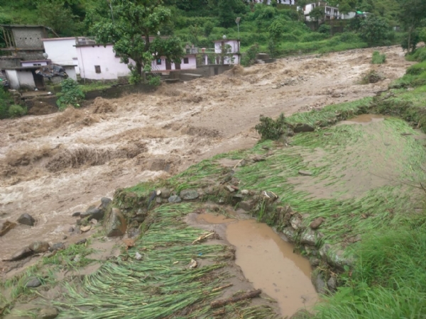 मोख गांव में बादल फटने से मोक्षनदी का जलस्तर बढ़ा।