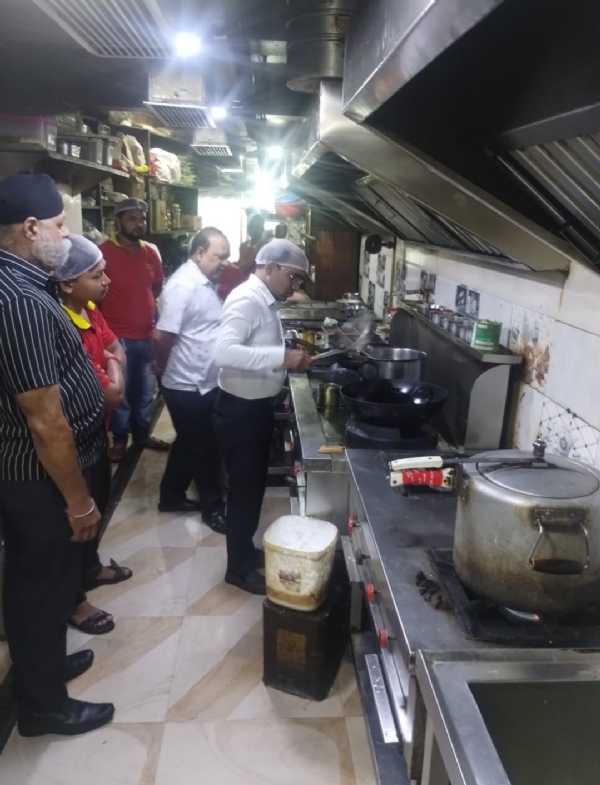होटल का औचक निरीक्षण, खाद्य सुरक्षा मानकों की जांच – नमूने जांच के लिए भेजे गए