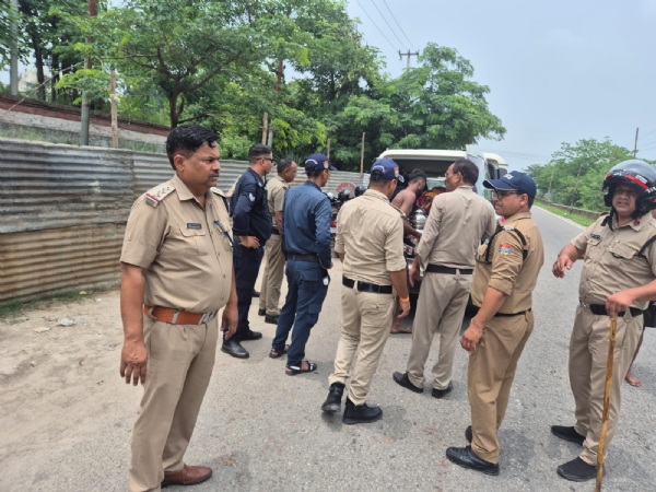 कांवड़ियों को समझती पुलिस