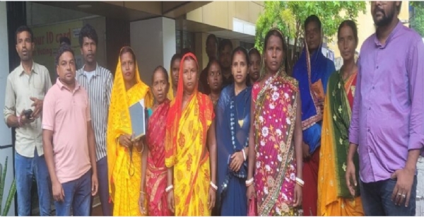 गांव में शराब बंदी के लिए महिलाओं ने उपायुक्त को ज्ञापन सौंपा