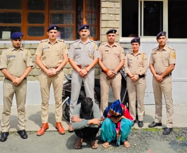 पुलिस टीम के साथ ठगी करने वाले आरोपी।