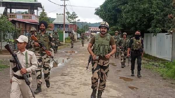 मणिपुरः गश्त लगाते सुरक्षा बल के जवान